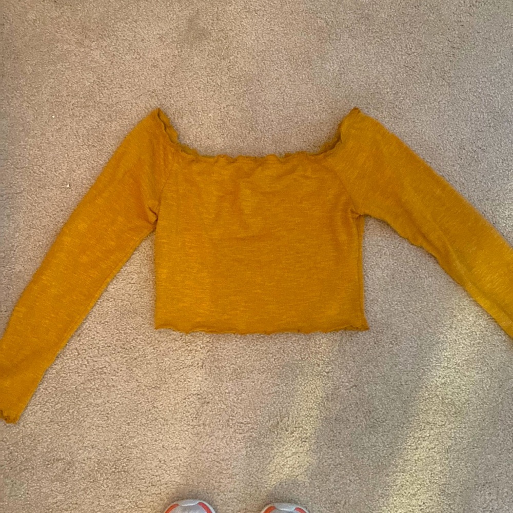 White fox long sleeve crop, ruffle neckline